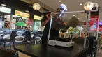 Petugas membersihkan pembatas plastik di salah satu restoran Mall Bekasi, Jawa Barat, Minggu (7/6/2020). Sejumlah tempat makan mulai menerapkan protokol kesehatan untuk pengunjung yang makan ditempat untuk mencegah penyebaran wabah COVID-19. (Liputan6.com/Herman Zakharia)