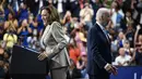 Presiden AS Joe Biden memberi isyarat saat Wakil Presiden dan calon presiden dari Partai Demokrat tahun 2024 Kamala Harris berbicara di Prince George's Community College di Largo, Maryland, Kamis (15/8/2024). (Drew ANGERER / AFP)