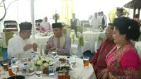 Wakil Ketua MPR RI Hidayat Nur Wahid bersama Wakil Ketua MPR EE Mangindaan dan Gubernur Jakarta terpilih Anis Baswedan di acara open house.