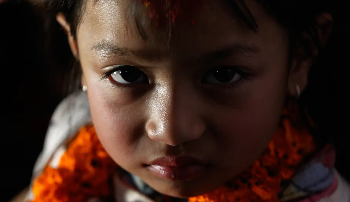 Nihira Bajracharya, gadis yang akan menjadi Dewi Hidup atau Kumari di sebuah kuil Hindu di Patan, Lalitpur, Nepal (5/2). Sebagai Kumari, Nihira Bajracharya akan disembah orang-orang di Nepal yang menjalani tradisi kuno. (AP Photo / Niranjan Shrestha)