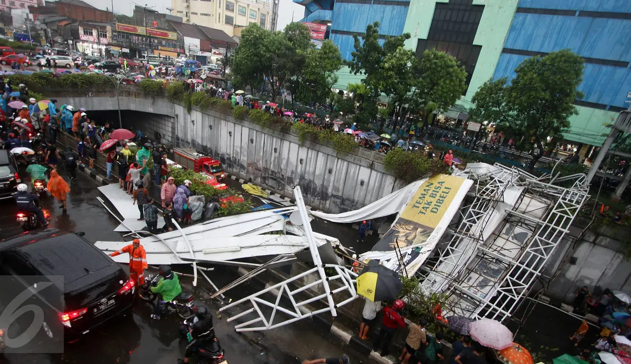 Jembatan Penyeberangan Orang (JPO)  yang berada di Jalan Raya Pasar Minggu, Jakarta Selatan, roboh Sabtu (24/09). Jembatan roboh akibat angin kencang dan hujan deras. (Liputan6.com/Immanuel Antonius)