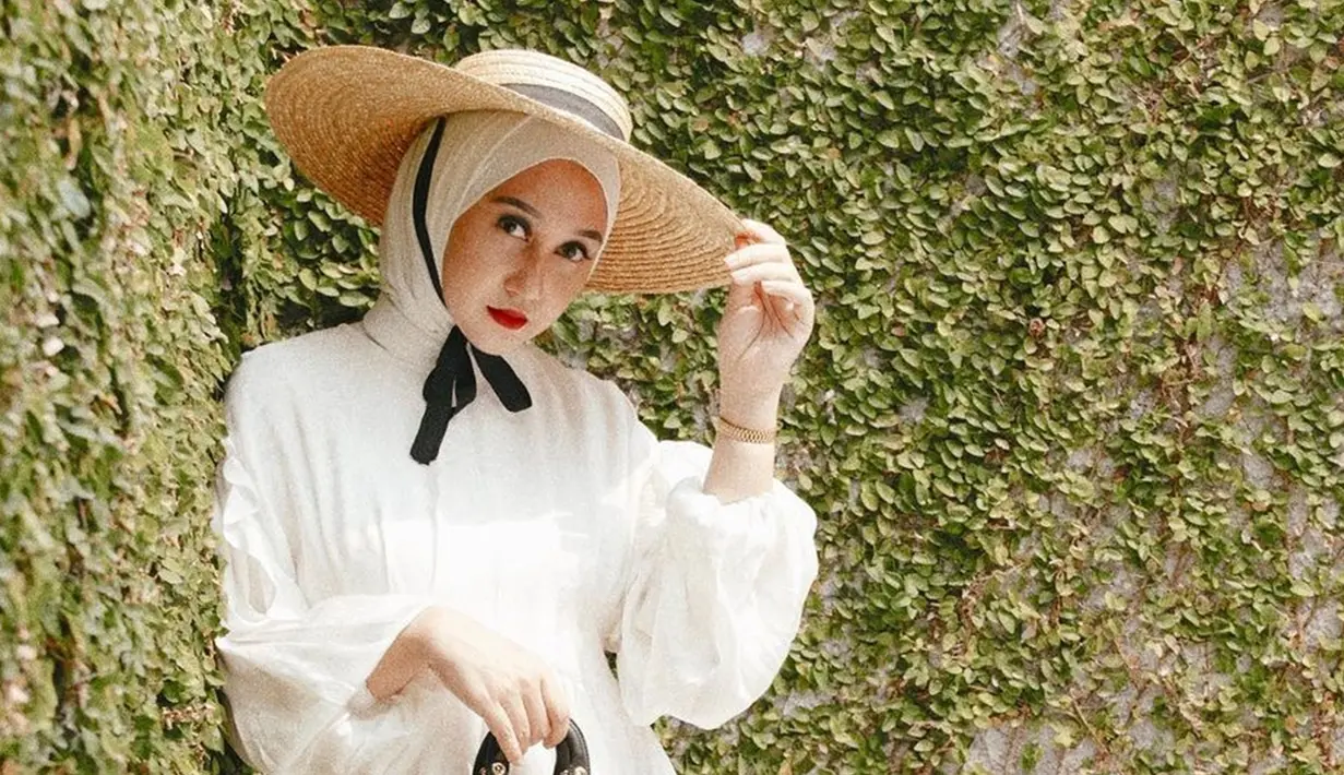 Penampilan Dian Pelangi dengan busana serba putih satu ini juga bisa dijadikan sebagai inspirasi. Menambah detail busana sehingga semakin menawan, topi yang dipakai ini juga membuatnya terlihat elegan. (Liputan6.com/IG/@dianpelangi)