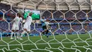 Penyerang Uruguay, Luis Suarez mencetak gol ke gawang Arab Saudi pada pertandingan kedua Grup A di Rostov Arena, Rostov-on-Don, Rabu (20/6). Gol tunggal Suarez memastikan Uruguay lolos ke babak 16 besar Piala Dunia 2018. (AP/Andrew Medichini)