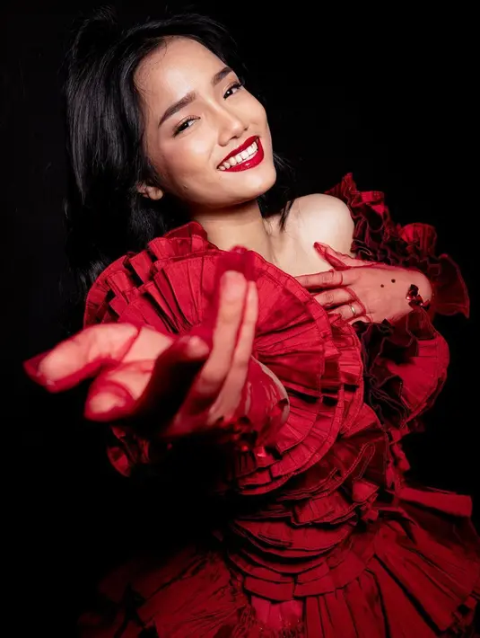 Bukan hanya memakai gaun merah saja, namun riasan wajah Fuji yang terlihat sederhana namun dengan memakai lipstik merah ini juga tak luput dari sorotan. Dirinya juga disebut terlihat lebih dewasa dengan lipstik merahnya. (Liputan6.com/IG/@fuji_an)