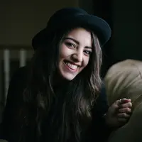 Ilustrasi perempuan cantik dan bahagia | copyright unsplash.com/Priscilla Du Preez 🇨🇦