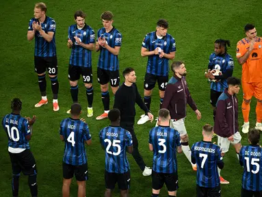 Pelatih Bayer Leverkusen, Xabi Alonso (tengah) bersama pemainnya mendapatkan tepuk tangan penghormatan dari pemain Atalanta setelah gagal menjuarai Liga Europa 2023/2024 pada laga final yang berlangsung di Dublin Arena, Irlandia, Kamis (23/05/2024) dini hari WIB. Xabi Alonso dan kolega kalah dengan skor 0-3. (AFP/Oli Scarff)