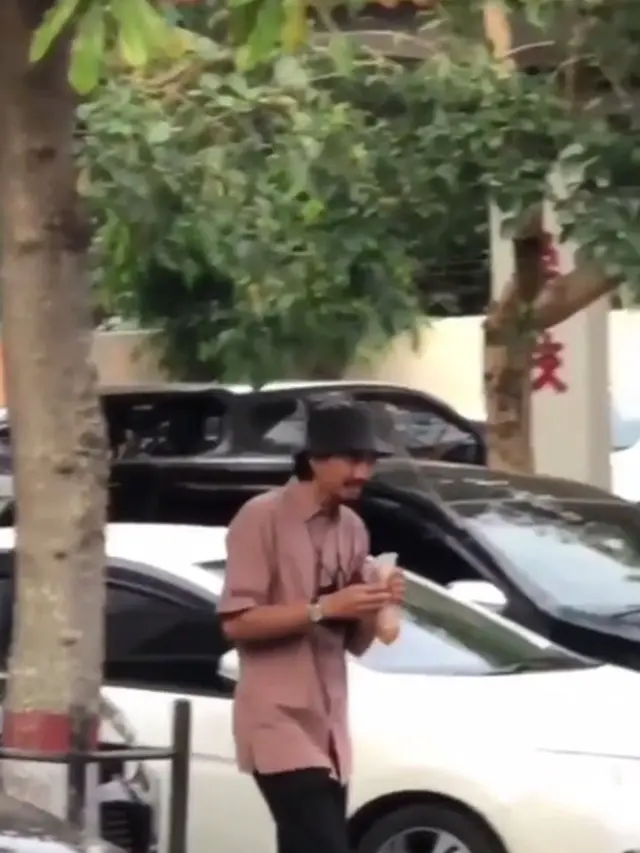 Viral Duta Sheila On 7 Jajan Cilok di Pinggir Jalan, Ini 6 Potretnya