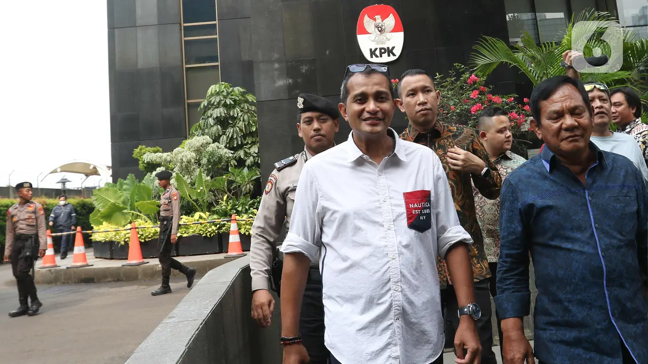 Senyum Wamenkumham Edward Omar Sharif Hiariej Saat Tinggalkan Gedung KPK Usai Klarifikasi Dugaan Penerimaan Gratifikasi