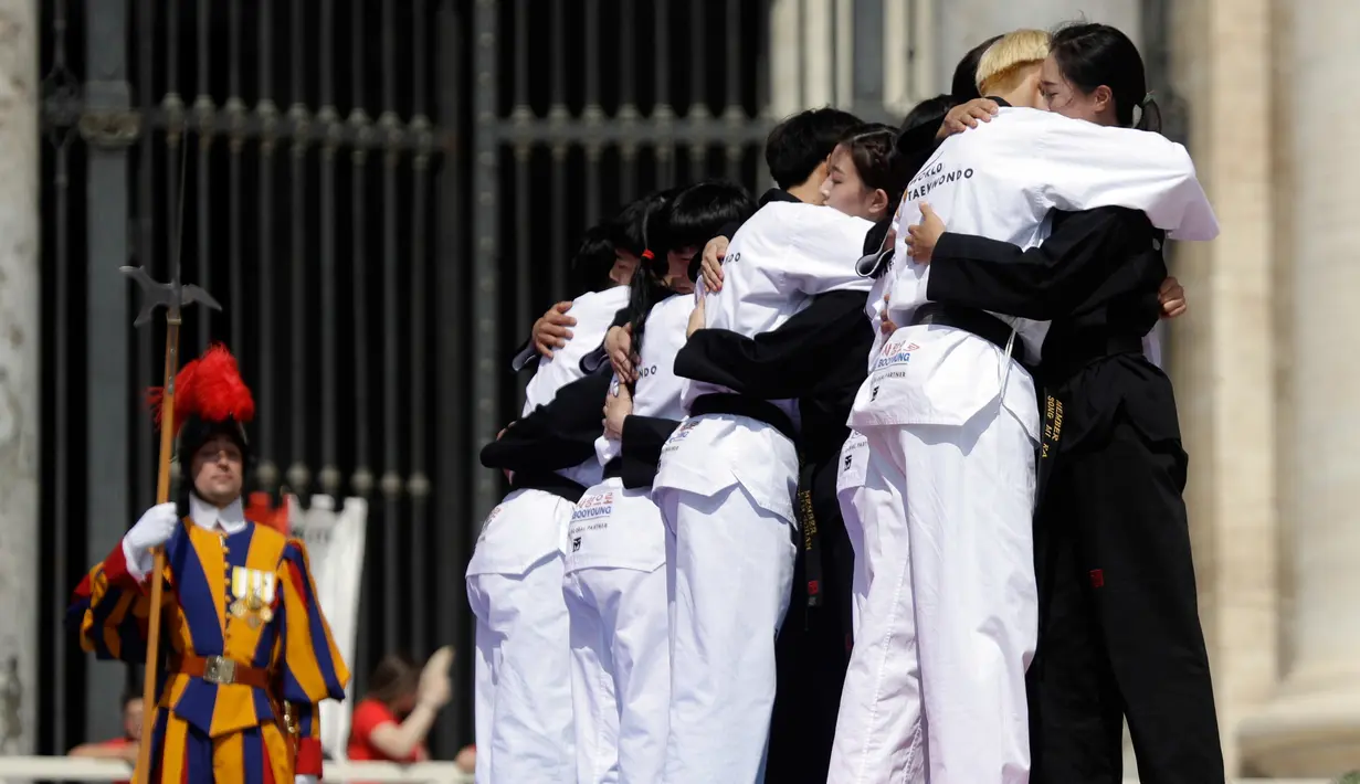 Atlet Taekwondo dari Korea Selatan setelah tampil di depan Paus Fransiskus saat pertemuan umum mingguan di Lapangan Santo Petrus, Vatikan (30/5). (AP Photo/Gregorio Borgia)