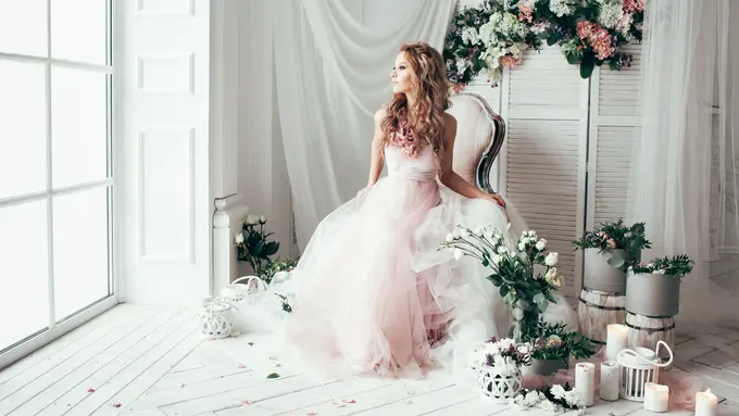 Nggak Kalah Cantik dengan Putih, Ini Lho Warna Gaun Pengantin yang Trending di Tahun 2021