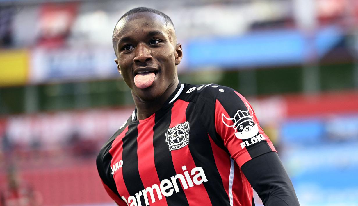 Moussa Diaby direkrut oleh Bayer Leverkusen dari PSG pada Juli 2019 dengan biaya 15 juta euro. Lulusan akademi Les Parisiens tersebut mampu tampil gemilang pada musim ini dengan mencetak 17 gol dan 14 assist dalam 47 penampilannya di semua kompetisi. Selain itu, Diaby juga sukses membawa Werkself mengakhiri musim 2021/2022 di posisi ketiga dan berhak untuk masuk Liga Champions pada musim depan. (AFP/Ina Fassbender)