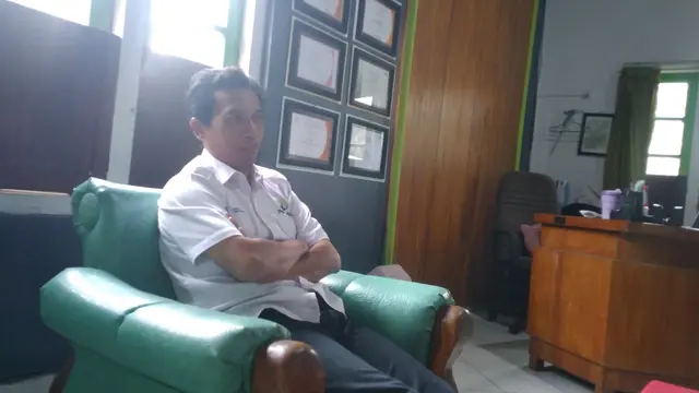 Administratur Perhutani KPH Blora, Agus Widodo, saat diwawancarai Liputan6.com di ruang kantornya. (Liputan6.com/Ahmad Adirin)