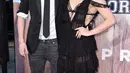 Aktris Chloe Grace Moretz bersama sang pacar Brooklyn Beckham berpose saat menghadiri  Amerika Premier film "Neighbors 2: Sorority Rising" di Westwood, California (16/5/2016). (AFP PHOTO / VALERIE MACON)