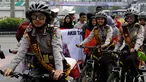 Sejumlah polisi wanita mengendarai sepeda berpatroli di lokasi car free day (CFD), Jakarta, Minggu (21/5). Untuk mengamankan CFD, polisi bersepeda rutin berpatroli dengan berkeliling di sepanjang jalan Sudirman-Thamrin. (Liputan6.com/Immanuel Antonius)