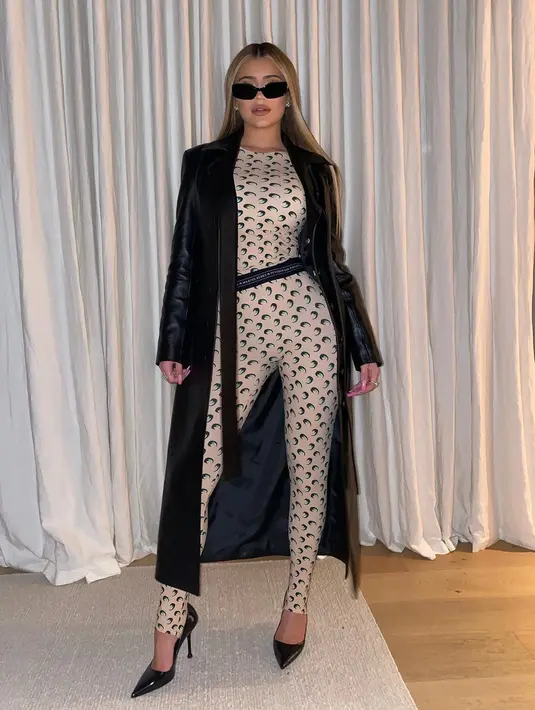 “My new clean and vegan @kyliecosmetics products are officially available at @ultabeauty stores across the country and online at Ulta.com today!" tulisnya.  (Foto: Instagram @kyliejenner)