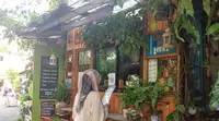 Pembeli memesan salah satu menu di slow bar kawasan Cipete, Jakarta Selatan. (Ika Defianti/Liputan6.com)