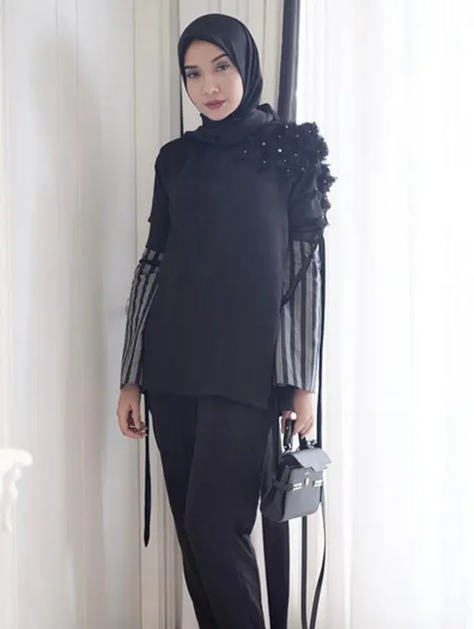 Menjadi seorang fashion desainer, Zaskia harus terus mengembangkan ide-ide cemerlang untuk menghasilkan karya yang memuaskan. Untuk itu, Zaskia mengaku sering melakukan travelling untuk menemukan ide. (Instagram/zaskiasungkar15)