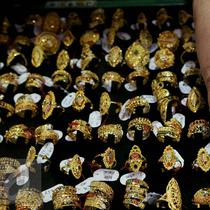 Pedagang menunjukan perhiasan emas di sebuah toko Kawasan Cikini, Jakarta, Kamis (3/9/2015). Harga emas milik PT Aneka Tambang Tbk (Antam) hari ini terpantau bergerak stabil di posisi Rp560 ribu per gram. (Liputan6.com/Johan Tallo)