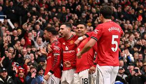 Skuad Manchester United merayakan gol yang dicetak Casemiro seusai memanfaatkan umpan Bruno Fernandes saat melawan Aston Villa dalam lanjutan Liga Inggris 2025/2026 di Old Trafford, Minggu (15/3/2026) malam WIB. (Oli SCARFF / AFP)