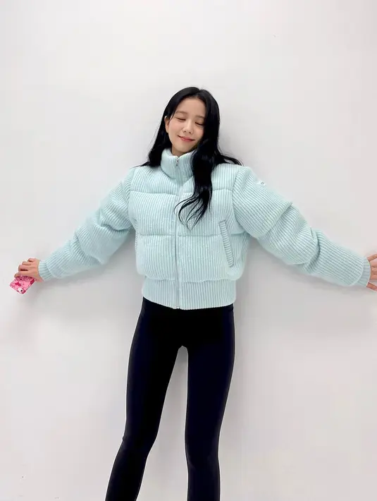 Penampilan Jisoo BLACKPINK dengan puffer jacket berbahan knit warna cerah bisa jadi pilihan. [@sooyaaa__]