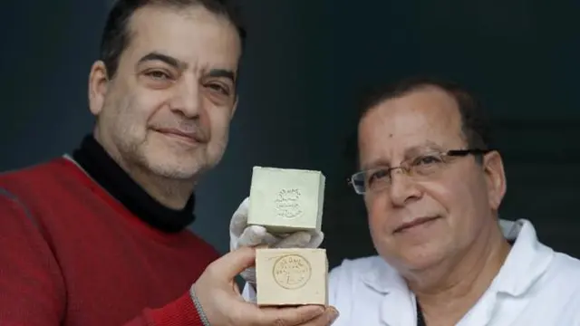 Constantini dan Harastani dengan sabun produksi mereka