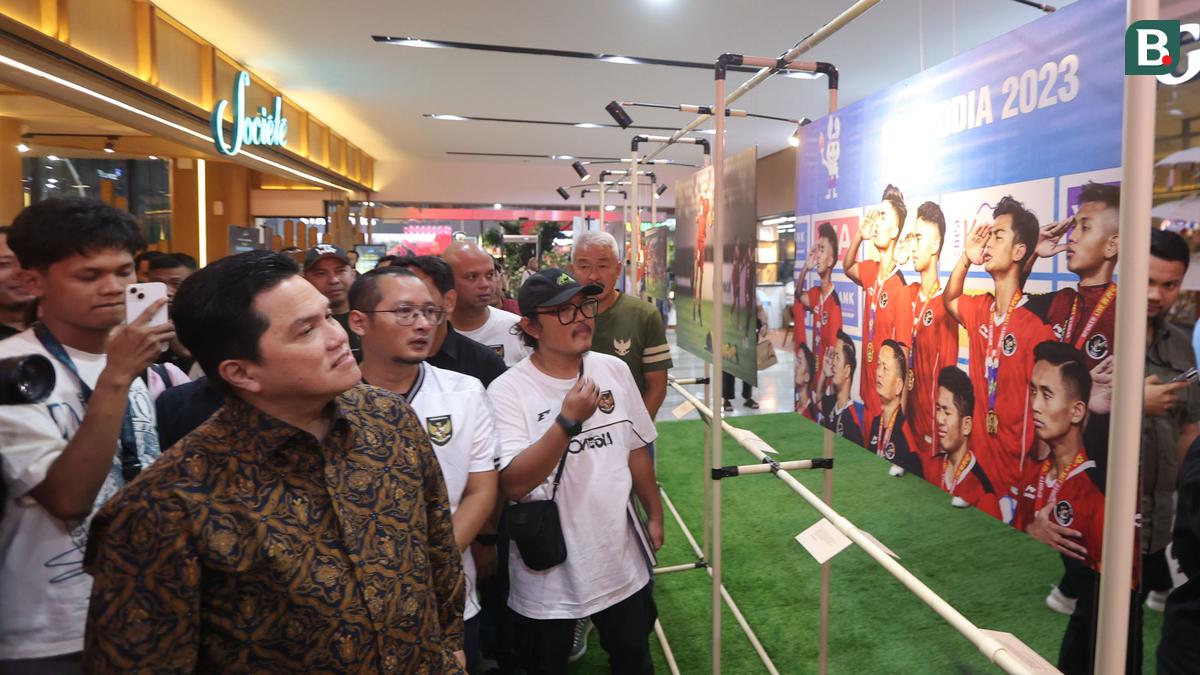 Foto: Kunjungi Pameran Foto 90' &amp; Beyond, Ketua PSSI Terkenang Insiden Final SEA Games 2023 di Kamboja