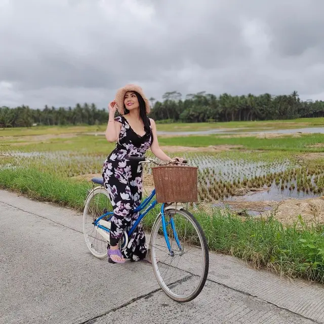 Gaya Pemotretan Thessa Kaunang Dengan Dress Panjang, Tampil Menawan. (Sumber: Instagram/tessakaunang_tuiit)