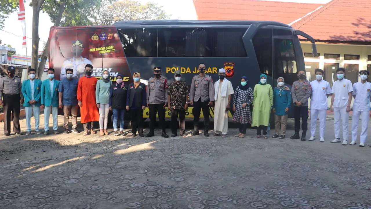 Para petugas nakes dan tim satgas kecamatan Pameungpeuk tengah berfoto sebelum melakukan vaksinasi bagi warga di depan bis gerai vaksin presisi polres Garut.