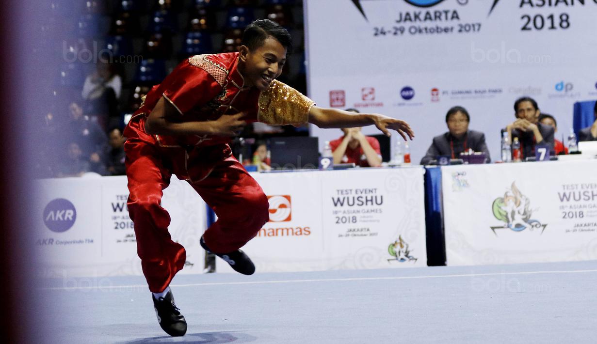 Atlet Wushu beraksi pada Kejuaraan Nasional Wushu di Sport Mall Britama Arena Kelapa Gading,Jakarta, Sabtu, (28/10/2017). Ajang tersebut juga sebagai test event Asian Games XVIII 2018. (Bola.com/M Iqbal Ichsan)