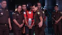 Tersangka korupsi Dana Desa dan Alokasi Dana Desa di Kabupaten Pinrang, Sulsel, inisial AM digiring ke mobil tahanan