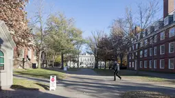 Seorang polisi berjalan di Universitas Harvard menyusul ancaman bom di gedung yang berlokasi di Cambridge, AS, Senin (16/11). Petugas mensterilkan empat gedung di universitas terkemuka di negara adidaya tersebut. (Scott Eisen/Getty Images/AFP)