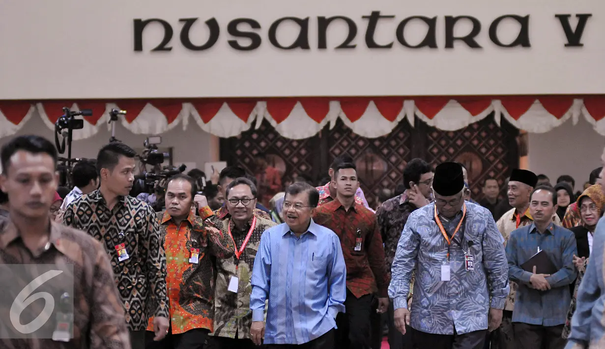 Wakil Presiden Jusuf Kalla bersama Ketua MPR Dzulkifli Hasan dan Plt Pimpinan KPK Taufiqurrahman tiba untuk membuka Konferensi Nasional Pemberantasan Korupsi (KNPK) Tahun 2015, Jakarta, Kamis (3/12). (Liputan6.com/Johan Tallo)
