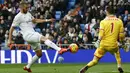 Proses terjadinya gol yang dicetak penyerang Real Madrid, Karim Benzema, ke gawang Sporting Gijon. Bomber Prancis itu berhasil mencetak dua gol pada laga itu. (Reuters/Andrea Comas)