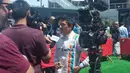 Pebalap Manor Racing asal Indonesia, Rio Haryanto, diwawancarai beberapa media seusai kualifikasi F1 GP Spanyol di Sirkuit Catalunya, Spanyol, Sabtu (14/5/2016). (Bola.com/Reza Khomaini)