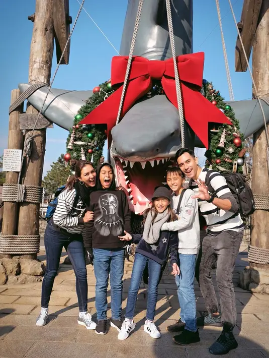 Awalnya, usai sampai di Negeri Matahari Terbit, Darius dan Donna pilih Universal Studio sebagai lokasi tujuan wisata pertamanya. Momen bahagia ini pun tak lupa diunggah di media sosial sembari menyapa dan mengucapkan selamat natal, waktu itu. (Liputan6.com/IG/@darius_sinathrya)