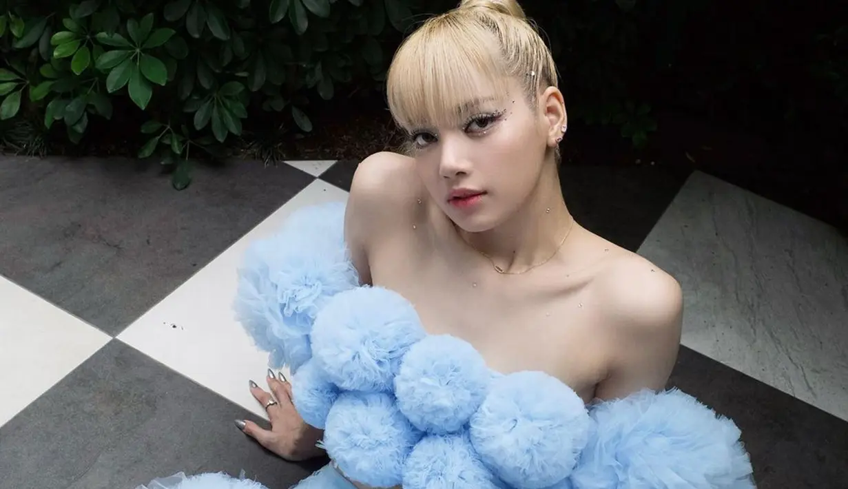 Penampilan Lisa Blackpink ini pun berhasil mencuri perhatian banyak netizen. Ia terlihat menggunakan busana berwarna baby blue dengan detail yang cantik. (Liputan6.com/IG/@lalalalisa_m)