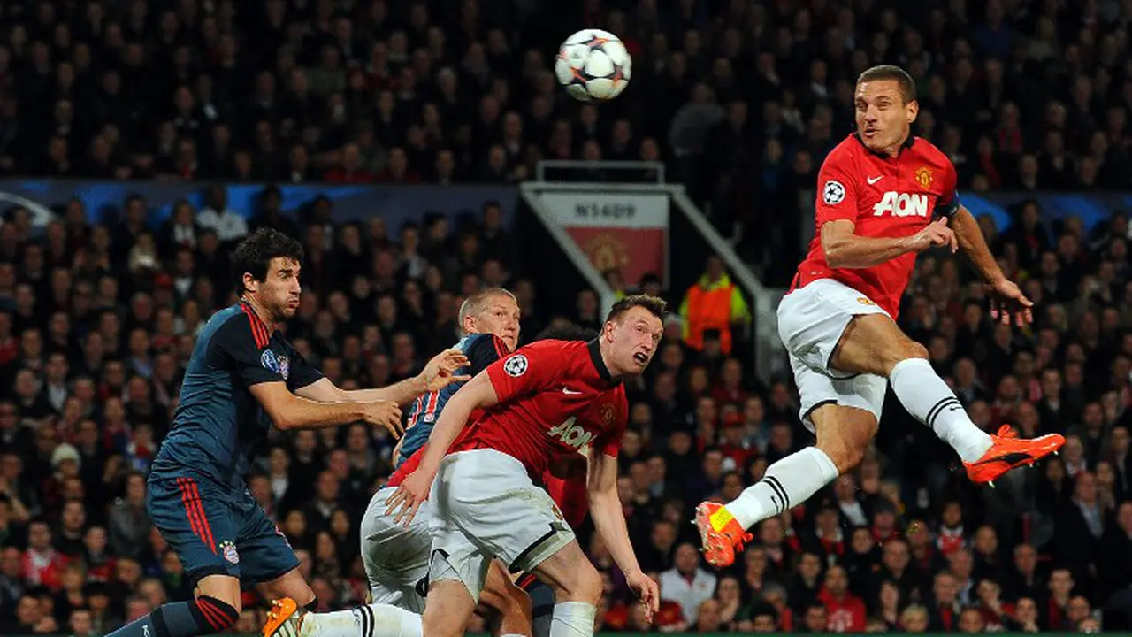 Sundulan Nemanja Vidic (ANDREW YATES / AFP)