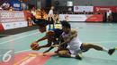 Pebasket Pelita Jaya, Yogi Dasilva Fransisco (kanan) bertabrakan dengan pemain Bimasakti, Priasmoro Yanuar Dwi saat laga Indonesia Basketball League 2015-2016 di Jakarta, Rabu (13/1/2016). Pelita Jaya unggul 86-36. (Liputan6.com/Helmi Fithriansyah)