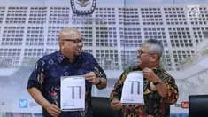 Ketua KPU RI, Arief Budiman (kanan) bersama Ilham Saputra merilis 32 Caleg Berstatus Mantan Terpidana Korupsi, Jakarta, Selasa (19/2). Sebelumnya (30/1), KPU pernah merilis 49 Caleg Berstatus Mantan Terpidana Korupsi. (Liputan6.com/Helmi Fithriansyah)