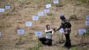 Relawan peduli lingkungan menanam pohon di Daerah Aliran Sungai (DAS) Peusangan, Negeri Antara, Bener Meriah, Aceh, Sabtu (18/7/2026). (AFP/ Chaideer Mahyuddin)