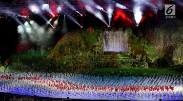 Atlet kontingen Indonesia memasuki stadion pada pembukaan Asian Games 2018 di Stadion Utama Gelora Bung Karno (SUGBK), Jakarta, Sabtu (18/8). Atlet renang I Gede Siman Sudartawa dipercaya menjadi pembawa bendera Merah Putih. (Liputan6.com/Ferbian Pradolo)