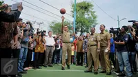 Gubernur DKI Jakarta Basuki Tjahaja Purnama melempar bola saat peresmian Ruang Publik Terbuka Ramah Anak (RPTRA) Krendang kawasan Tambora, Jakarta, Rabu (3/2). RPTRA Krendang ini diharapkan menjadi taman bermain untuk semua. (Liputan6.com/Gempur M Surya)