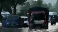 Jalan nasional di Jalur Selatan Kawasan Rancaekek Bandung lumpuh akibat banjir. Sementara itu, Raja Arab akhiri kunjungan di Indonesia. 