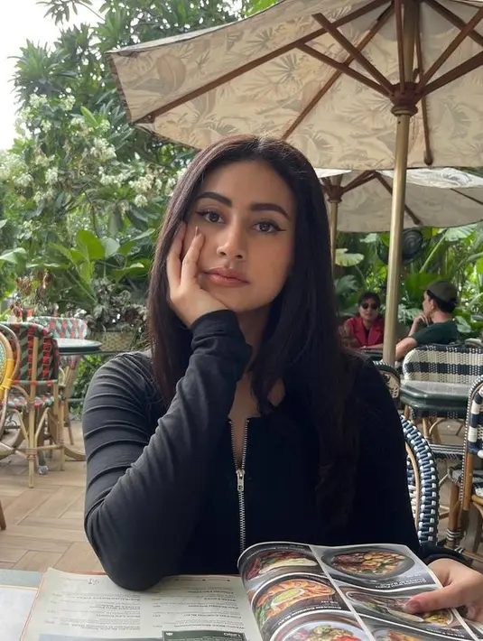 <p>Mantan kekasih suaminya itu mengajak Afifah bertemu di sebuah rumah makan pada 20 Juli. Saat pertama bertemu, Afifah langsung jadi korban penganiayaan. [Foto: instagram.com/afifahriyad]</p>