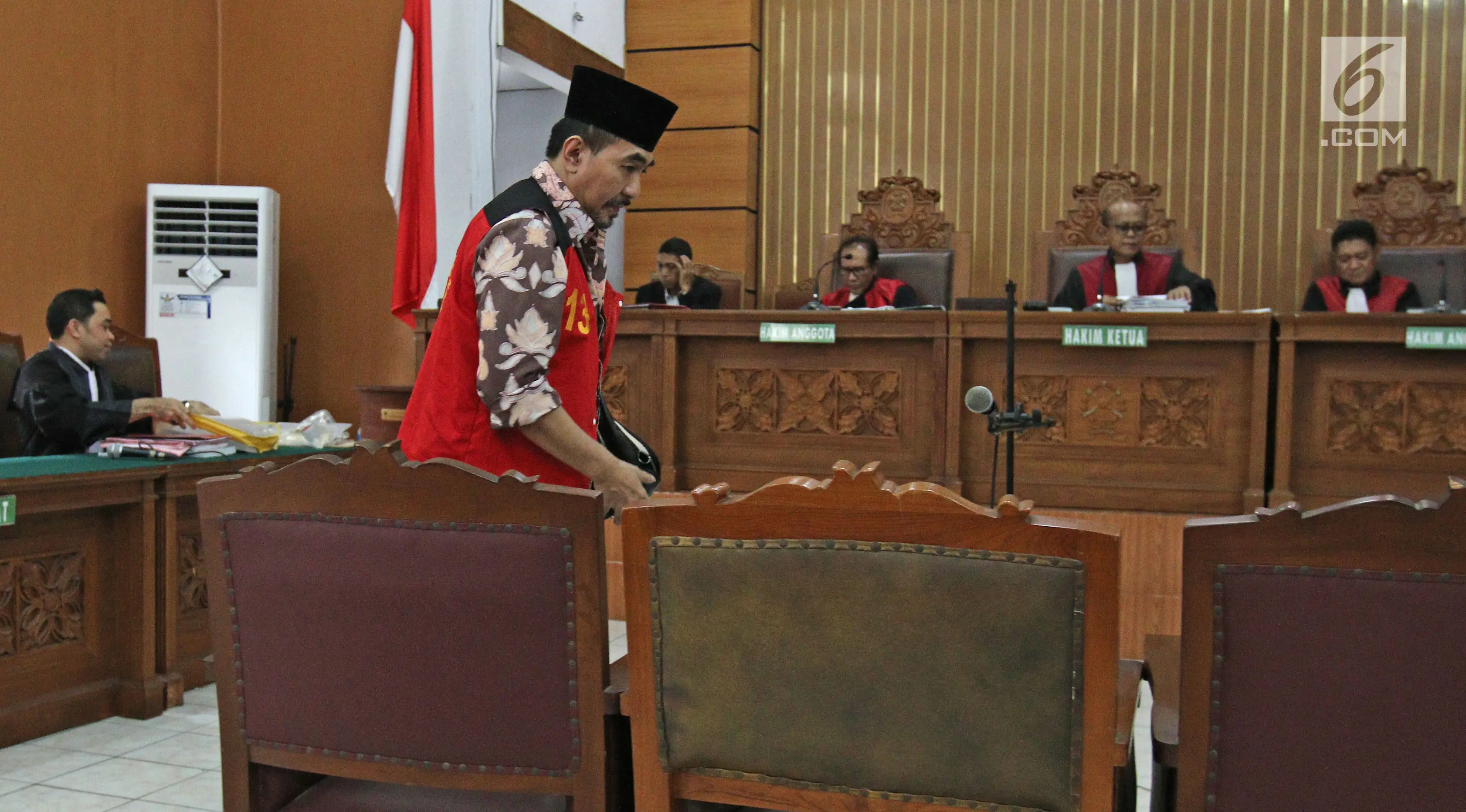 Gatot Brajamusti menjalani sidang di Pengadilan Negeri Jakarta Selatan. (Liputan6.com/Herman Zakharia)