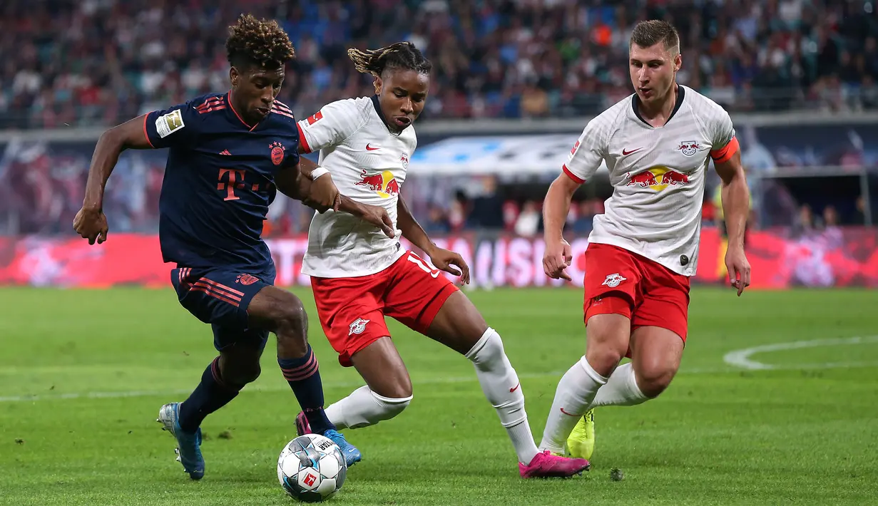 Gelandang Bayern Munchen, Kingsley Coman, berusaha melewati gelandang RB Leipzig, Christopher Nkunku, pada laga Bundesliga 2019/20 di Leipzig, Sabtu (14/9). Kedua klub bermain imbang 1-1. (AFP/John Macdougall)