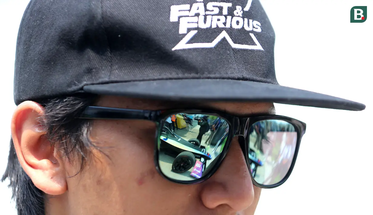<p>Refleksi mobil Formula E Gen 3 pada kacamata seorang wartawan saat acara Reveal of Gen3 Car (Unboxing) &amp; Final Update di AGI Jakarta International E-Prix, Ancol, Jakarta, Rabu (31/05/2023). (Bola.com/Bagaskara Lazuardi)</p>