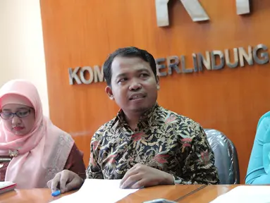 Ketua KPAI Susanto dan Komisioner KPAI Margaret Aliyatul Maimunah memberikan keterangan pers di Gedung KPAI, Jakarta, Jumat (22/9). Konferensi tersebut terkait video gay anak-anak dilini masa twitter. (Liputan6.com/Faizal Fanani)