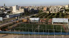 Warga Palestina bermain sepak bola di lapangan futsal, Khan Younis, Jalur Gaza, (4/6). Meski negara tersebut mengalami berbagai konflik tetapi mereka tetap menghibur diri dengan bermain bola bersama. (REUTERS / Ibraheem Abu Mustafa)