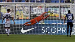 Kiper Inter Milan, Samir Handanovic, menangkap bola saat pertandingan melawan Genoa pada laga Serie A di Stadion Giuseppe Meazza, Minggu (24/9/2017). Inter Milan menang 1-0 atas Genoa. (AP/Luca Bruno)